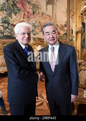 230217 -- ROMA, 17 febbraio 2023 -- il presidente italiano Sergio Mattarella incontra Wang Yi R, membro dell'Ufficio politico del Comitato centrale del PCC del Partito Comunista Cinese e direttore dell'Ufficio della Commissione affari Esteri del Comitato centrale del PCC, a Roma, Italia, 17 febbraio 2023. ITALIA-ROMA-PRESIDENTE ITALIANO-CINA-WANG YI-MEETING JINXMAMENGNI PUBLICATIONXNOTXINXCHN Foto Stock