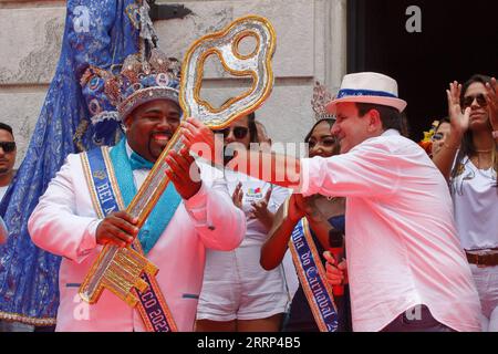 230218 -- RIO DE JANEIRO, 18 febbraio 2023 -- il sindaco di Rio de Janeiro Eduardo Paes R consegna la chiave della città a re Momo, il monarca simbolico durante il carnevale, a Rio de Janeiro, Brasile, 17 febbraio 2023. Il sindaco di Rio de Janeiro Eduardo Paes ha consegnato la chiave della città a Re Momo venerdì, segnando il lancio ufficiale del Carnevale 2023 in piena forza. Foto di /Xinhua BRAZIL-RIO DE JANEIRO-CARNEVALE 2023 ClaudiaxMartini PUBLICATIONxNOTxINxCHN Foto Stock