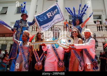 News Bilder des Tages 230218 -- RIO DE JANEIRO, 18 febbraio 2023 -- Re Momo, il monarca simbolico durante il carnevale, mostra la chiave della città durante una cerimonia di consegna a Rio de Janeiro, Brasile, 17 febbraio 2023. Il sindaco di Rio de Janeiro Eduardo Paes ha consegnato la chiave della città a Re Momo venerdì, segnando il lancio ufficiale del Carnevale 2023 in piena forza. Foto di /Xinhua BRAZIL-RIO DE JANEIRO-CARNEVALE 2023 ClaudiaxMartini PUBLICATIONxNOTxINxCHN Foto Stock