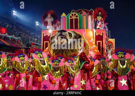 230218 -- RIO DE JANEIRO, 18 febbraio 2023 -- Un carro partecipa alla sfilata di carnevale al Sambadrome di Rio de Janeiro, Brasile, il 17 febbraio 2023. Il carnevale della città brasiliana è il più grande festival popolare del paese sudamericano e una delle più grandi celebrazioni di carnevale al mondo. Quest'anno, l'evento torna alla sua data tradizionale per la prima volta dall'epidemia di COVID-19 nel 2020, dopo che si è tenuto nell'aprile 2022. In totale, più di 400 parate di comparse, o gruppi di musicisti e ballerini, intratterranno i partecipanti per le strade di Rio de Janeiro. Foto di /Xin Foto Stock