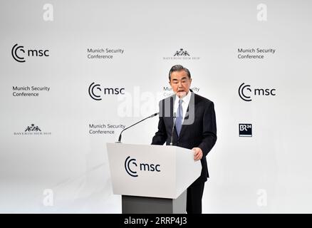 230219 -- MONACO DI BAVIERA, 19 febbraio 2023 -- Wang Yi, membro dell'Ufficio politico del Comitato centrale del PCC del Partito Comunista Cinese e direttore dell'Ufficio della Commissione per gli affari esteri del Comitato centrale del PCC, tiene un discorso chiave durante la Conferenza di sicurezza di Monaco a Monaco, Germania, il 18 febbraio 2023. GERMANIA-MONACO-WANG YI-MONACO CONFERENZA SULLA SICUREZZA JINXMAMENGNI PUBLICATIONXNOTXINXCHN Foto Stock