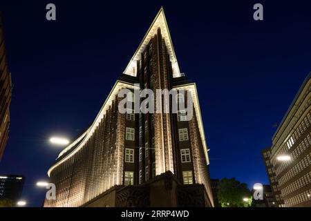 Amburgo, Germania - 15 giugno 2023: Chilehaus o Casa del Cile nel quartiere Kontorhaus illuminata di notte. Foto Stock