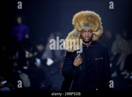 Entertainment Themen der Woche KW08 Entertainment Bilder des Tages 230221 -- LONDRA, 21 febbraio 2023 -- Un modello presenta una creazione al Burberry Catwalk Show durante la London Fashion Week a Londra, Regno Unito, 20 febbraio 2023. BRITAIN-LONDON-FASHION WEEK-BURBERRY LixYing PUBLICATIONxNOTxINxCHN Foto Stock