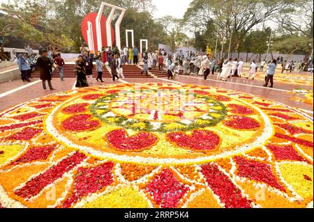 230221 -- DACCA, 21 febbraio 2023 -- questa foto scattata il 21 febbraio 2023 mostra l'altare decorato con fiori del Minar Shaheed centrale, un monumento solenne e iconico, a Dacca, Bangladesh. Centinaia di migliaia di persone nella capitale bengalese Dhaka martedì hanno reso omaggio agli attivisti del movimento linguistico del paese che hanno sacrificato la loro vita il giorno del 1952. BANGLADESH-DACCA-GIORNATA INTERNAZIONALE DELLA LINGUA MADRE SALIM PUBLICATIONXNOTXINXCHN Foto Stock