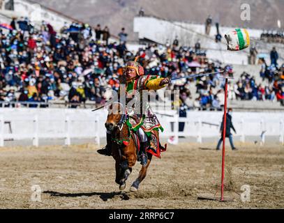 230224 -- LHASA, 24 febbraio 2023 -- Un cavaliere a cavallo si esibisce durante uno spettacolo equestre a Lhasa, nella regione Autonoma del Tibet del sud-ovest della Cina, 23 febbraio 2023. Giovedì si è tenuto uno spettacolo equestre annuale per celebrare il Capodanno tibetano. CHINA-TIBET-LHASA-TIBETAN NEW YEAR-EQUESTRIAN SHOW CN ZHANGXRUFENG PUBLICATIONXNOTXINXCHN Foto Stock