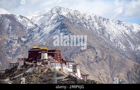 230224 -- LHASA, 24 febbraio 2023 -- questa foto scattata il 24 febbraio 2023 mostra una vista del Palazzo del Potala dopo una nevicata a Lhasa, nella regione Autonoma Tibet della Cina sud-occidentale. Foto di /Xinhua CHINA-TIBET-LHASA-SNOW CN TenzinxNyida PUBLICATIONxNOTxINxCHN Foto Stock