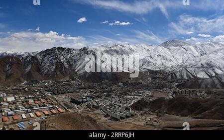 230224 -- LHASA, 24 febbraio 2023 -- questa foto scattata il 24 febbraio 2023 mostra una vista dopo una nevicata a Lhasa, nella regione autonoma del Tibet nel sud-ovest della Cina. CHINA-TIBET-LHASA-SNOW CN JigmexDorje PUBLICATIONxNOTxINxCHN Foto Stock