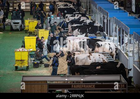 230224 -- PARIGI, 24 febbraio 2023 -- i membri del personale preparano i preparativi prima dell'apertura della Fiera Internazionale dell'Agricoltura Salon de l Agriculture a Parigi, Francia, 24 febbraio 2023. L'edizione 2023 della Fiera Internazionale dell'Agricoltura si svolgerà a Parigi dal 25 febbraio al 5 marzo. Foto di /Xinhua FRANCE-PARIS-AGRICULTURAL FAIR-PREPARATION AurelienxMorissard PUBLICATIONxNOTxINxCHN Foto Stock