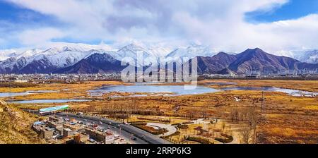 230224 -- LHASA, 24 febbraio 2023 -- questa foto scattata con un cellulare il 24 febbraio 2023 mostra una vista del Palazzo del Potala dopo una nevicata a Lhasa, nella regione autonoma del Tibet della Cina sud-occidentale. CHINA-TIBET-LHASA-SNOW CN ShenxHongbing PUBLICATIONxNOTxINxCHN Foto Stock