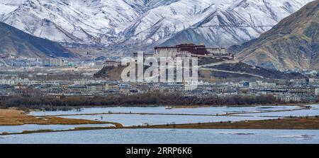 230224 -- LHASA, 24 febbraio 2023 -- questa foto scattata con un cellulare il 24 febbraio 2023 mostra una vista dopo una nevicata a Lhasa, nella regione autonoma del Tibet della Cina sud-occidentale. CHINA-TIBET-LHASA-SNOW CN ShenxHongbing PUBLICATIONxNOTxINxCHN Foto Stock