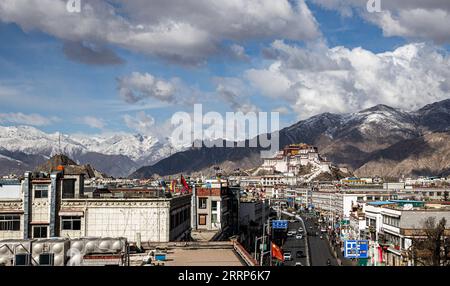 230224 -- LHASA, 24 febbraio 2023 -- questa foto scattata il 24 febbraio 2023 mostra una vista dopo una nevicata a Lhasa, nella regione autonoma del Tibet nel sud-ovest della Cina. Foto di /Xinhua CHINA-TIBET-LHASA-SNOW CN TenzinxNyida PUBLICATIONxNOTxINxCHN Foto Stock