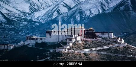 230224 -- LHASA, 24 febbraio 2023 -- questa foto scattata con un cellulare il 24 febbraio 2023 mostra una vista del Palazzo del Potala dopo una nevicata a Lhasa, nella regione autonoma del Tibet della Cina sud-occidentale. CHINA-TIBET-LHASA-SNOW CN ShenxHongbing PUBLICATIONxNOTxINxCHN Foto Stock