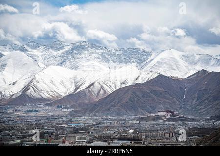 230224 -- LHASA, 24 febbraio 2023 -- questa foto scattata il 24 febbraio 2023 mostra una vista dopo una nevicata a Lhasa, nella regione autonoma del Tibet nel sud-ovest della Cina. CHINA-TIBET-LHASA-SNOW CN SunxFei PUBLICATIONxNOTxINxCHN Foto Stock