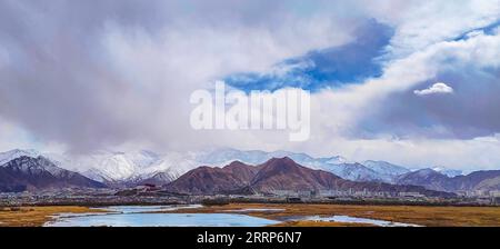 230224 -- LHASA, 24 febbraio 2023 -- questa foto scattata con un cellulare il 24 febbraio 2023 mostra una vista dopo una nevicata a Lhasa, nella regione autonoma del Tibet della Cina sud-occidentale. CHINA-TIBET-LHASA-SNOW CN ShenxHongbing PUBLICATIONxNOTxINxCHN Foto Stock