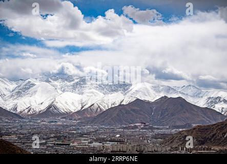 230224 -- LHASA, 24 febbraio 2023 -- questa foto scattata il 24 febbraio 2023 mostra una vista dopo una nevicata a Lhasa, nella regione autonoma del Tibet nel sud-ovest della Cina. CHINA-TIBET-LHASA-SNOW CN SunxFei PUBLICATIONxNOTxINxCHN Foto Stock