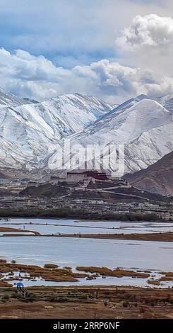 230224 -- LHASA, 24 febbraio 2023 -- questa foto scattata con un cellulare il 24 febbraio 2023 mostra una vista dopo una nevicata a Lhasa, nella regione autonoma del Tibet della Cina sud-occidentale. CHINA-TIBET-LHASA-SNOW CN ShenxHongbing PUBLICATIONxNOTxINxCHN Foto Stock