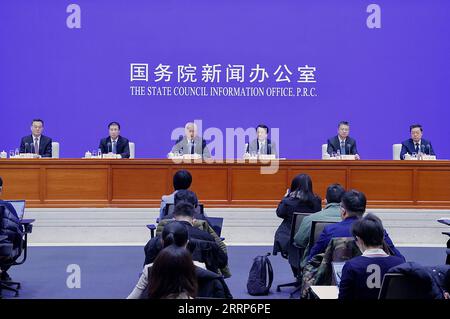 230225 -- PECHINO, 25 febbraio 2023 -- Wang Zhigang 3rd L, ministro della scienza e della tecnologia della Cina, partecipa a una conferenza stampa tenuta dall'Ufficio di informazione del Consiglio di Stato sull'attuazione della strategia di sviluppo basata sull'innovazione per costruire la Cina in un paese leader nella scienza e nella tecnologia, a Pechino, capitale della Cina, 24 febbraio 2023. TO GO WITH China investe quasi 28,3 miliardi di dollari nella ricerca di base nel 2022 CINA-PECHINO-CONFERENZA STAMPA-RICERCA DI BASE CN ZhangxYuwei PUBLICATIONxNOTxINxCHN Foto Stock