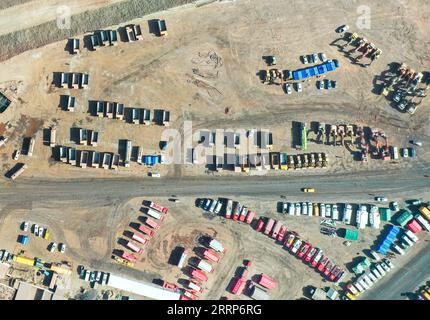 230225 -- ALXA, 25 febbraio 2023 -- questa foto aerea scattata il 25 febbraio 2023 mostra veicoli di soccorso nel sito di una miniera di carbone crollata nella Alxa League, nella regione autonoma della Mongolia interna della Cina settentrionale. Le attrezzature e le tecnologie all'avanguardia sono state utilizzate mentre gli sforzi di ricerca e salvataggio sono stati intensificati in seguito al crollo di una miniera di carbone nella regione autonoma della Mongolia interna della Cina settentrionale, hanno dichiarato venerdì le autorità locali. CHINA-INNER MONGOLIA-ALXA LEFT BANNER-COAL MINE COLLAPSE-RESCUE CN BEIXHE PUBLICATIONXNOTXINXCHN Foto Stock
