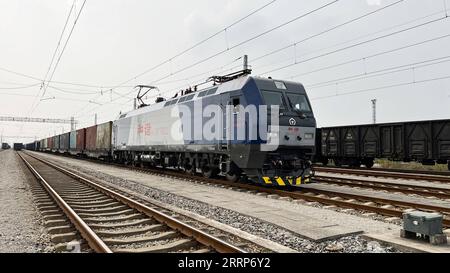 230225 -- QINZHOU, 25 febbraio 2023 -- questa foto scattata il 25 febbraio 2023 mostra un treno merci intermodale ferroviario-marittimo in partenza dalla stazione ferroviaria orientale del porto di Qinzhou nella regione autonoma del Guangxi Zhuang nella Cina meridionale. A partire dal 23 febbraio di quest'anno, il New International Land-Sea Trade Corridor ha visto 107.000 container TEU trasportati dai treni merci intermodali ferroviari-marittimi, con un incremento del 9,25% annuo. CINA-GUANGXI-QINZHOU-TRASPORTO INTERMODALE FERROVIARIO-MARITTIMO CN ZHANGXAILIN PUBLICATIONXNOTXINXCHN Foto Stock