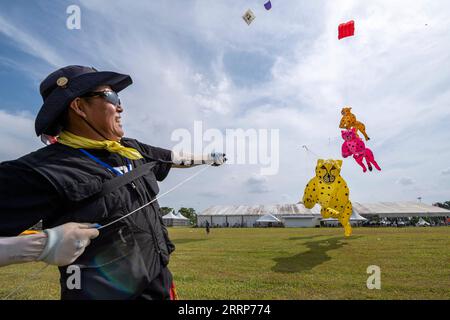 230226 -- PASIR GUDANG, 26 febbraio 2023 -- Un partecipante dalla Cina vola aquiloni al 25° Pasir Gudang World Kite Festival a Johor, Malesia, 25 febbraio 2023. Foto di /Xinhua MALAYSIA-PASIR GUDANG-KITE FESTIVAL ChongxVoonxChung PUBLICATIONxNOTxINxCHN Foto Stock