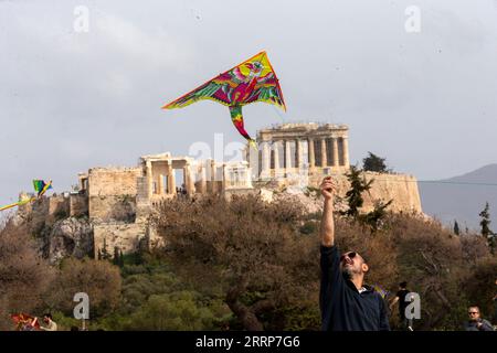 230227 -- ATENE, 27 febbraio 2023 -- Un uomo vola un aquilone in occasione del Clean Monday a Filopappou Hill ad Atene, Grecia, il 27 febbraio 2023. GRECIA-ATENE-AQUILONI VOLANTI MariosxLolos PUBLICATIONxNOTxINxCHN Foto Stock