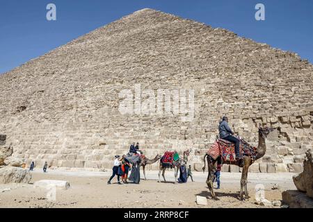 230302 -- CAIRO, 2 marzo 2023 -- i turisti visitano la Piramide di Khufu a Giza, Egitto, il 2 marzo 2023. Una scoperta di un corridoio lungo nove metri e largo 2,10 metri dietro la grande Piramide di Giza, nota come Piramide di Khufu, è stata annunciata giovedì. Il ministro egiziano del turismo e delle antichità Ahmed Issa ha affermato che la scoperta è il risultato del progetto internazionale ScanPyramids lanciato nel 2015 dal Ministero delle antichità egiziano per studiare la struttura delle piramidi senza utilizzare metodi di perforazione dannosi. EGYPT-GIZA-KHUFU PYRAMID-NEW CORRIDOR-DISCOVERY AHMEDXGOMAA PUBLICATIONXNOTXI Foto Stock