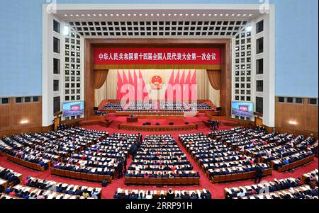 News Bilder des Tages China, Nationaler Volkskongress a Pechino Cina, Nationaler Volkskongress a Pechino 230305 -- PECHINO, 5 marzo 2023 -- la riunione di apertura della prima sessione del XIV Congresso Nazionale del popolo NPC si tiene presso la sala grande del popolo a Pechino, capitale della Cina, il 5 marzo 2023. DUE SESSIONSCHINA-PECHINO-NPC-SESSIONE ANNUALE-APERTURA CN ZHAIXJIANLAN PUBLICATIONXNOTXINXCHN Foto Stock