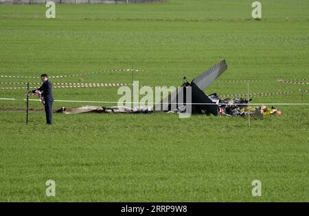 230307 -- ROMA, 7 marzo 2023 -- la foto scattata il 7 marzo 2023 mostra il relitto di un aereo vicino Roma, Italia. Due piloti dell'Aeronautica militare sono morti martedì dopo che l'aereo che stavano volando si è scontrato a mezz'aria vicino Roma. Str/Xinhua ITALIA-ROMA-AEREI MILITARI-COLLISIONE Stringer PUBLICATIONxNOTxINxCHN Foto Stock