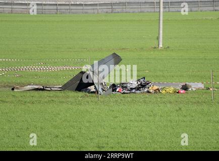 230307 -- ROMA, 7 marzo 2023 -- la foto scattata il 7 marzo 2023 mostra il relitto di un aereo vicino Roma, Italia. Due piloti dell'Aeronautica militare sono morti martedì dopo che l'aereo che stavano volando si è scontrato a mezz'aria vicino Roma. Str/Xinhua ITALIA-ROMA-AEREI MILITARI-COLLISIONE Stringer PUBLICATIONxNOTxINxCHN Foto Stock