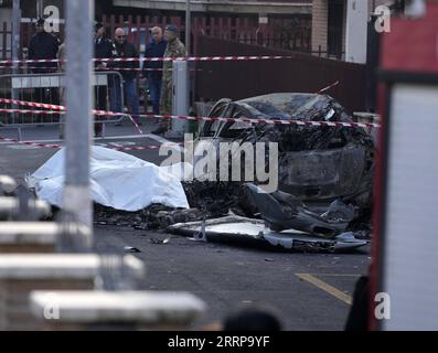 230307 -- ROMA, 7 marzo 2023 -- la foto scattata il 7 marzo 2023 mostra il relitto di un aereo vicino Roma, Italia. Due piloti dell'Aeronautica militare sono morti martedì dopo che l'aereo che stavano volando si è scontrato a mezz'aria vicino Roma. Str/Xinhua ITALIA-ROMA-AEREI MILITARI-COLLISIONE Stringer PUBLICATIONxNOTxINxCHN Foto Stock