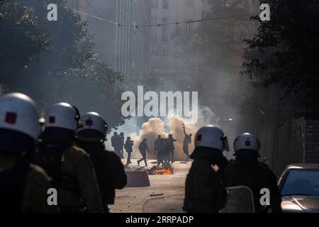 230308 -- ATENE, 8 marzo 2023 -- i manifestanti si scontrano con la polizia antisommossa durante una manifestazione ad Atene, in Grecia, l'8 marzo 2023. Il governo greco ha annunciato una serie di misure volte a migliorare la sicurezza del sistema ferroviario mercoledì, in seguito alla collisione ferroviaria della scorsa settimana nella Grecia centrale che ha causato 57 morti. Inoltre mercoledì, migliaia di manifestanti hanno colpito le strade di Atene e altre città del paese mentre i sindacati hanno indetto uno sciopero nazionale di 24 ore sulla tragedia. GRECIA-ATENE-DIMOSTRAZIONE MariosxLolos PUBLICATIONxNOTxINxCHN Foto Stock