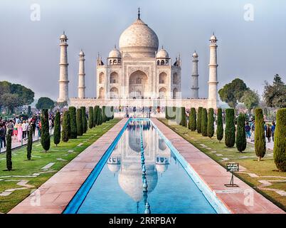 Il Taj Mahal, visto nel tardo pomeriggio con la qualità dell'aria affumicata tipica di dicembre ad Agra, India. Foto Stock