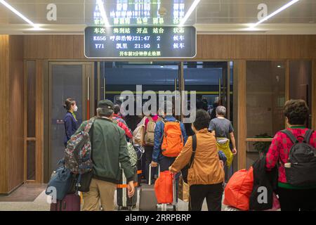 230311 -- HANGZHOU, 11 marzo 2023 -- passeggeri per il treno n.. La Y71 entra nella piattaforma della stazione ferroviaria di Hangzhou a Hangzhou, nella provincia di Zhejiang, nella Cina orientale, il 10 marzo 2023. La notte del 10 marzo, il treno n.. Y71, un treno noleggiato per il turismo ferroviario transprovinciale, partì dalla stazione ferroviaria di Hangzhou, trasportando oltre 420 passeggeri verso l'altopiano dello Yunnan-Guizhou. Con l'avvicinarsi della primavera, China Railway Shanghai Bureau Group Co., Ltd. Ha attivamente formulato piani turistici ferroviari di alta qualità e ha iniziato la gestione di treni a noleggio destinati a destinazioni popolari, al fine di soddisfare la g Foto Stock