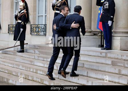 230311 -- PARIGI, 11 marzo 2023 -- il presidente francese Emmanuel Macron L dà il benvenuto al primo ministro britannico Rishi Sunak al suo arrivo all'Elysee Palace di Parigi, in Francia, il 10 marzo 2023. Il presidente francese Emmanuel Macron e il primo ministro britannico Rishi Sunak hanno tentato venerdì a Parigi di risolvere le relazioni bilaterali tese dalle controversie negli ultimi anni su un accordo di pesca, la migrazione illegale attraverso la Manica e il contratto per sottomarini australiani Stab. Foto di /Xinhua FRANCE-PARIS-PRESIDENT-BRITISH PM-MEETING RitxHeize PUBLICATIONxNOTxINxCHN Foto Stock