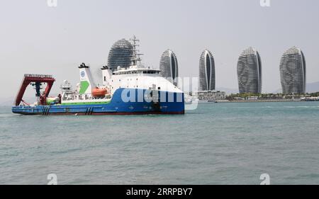 230311 -- SANYA, 11 marzo 2023 -- la nave di ricerca scientifica Tansuo-1, che trasporta il sommergibile con equipaggio di alto mare Fendouzhe Striver, arriva a Sanya, nella provincia di Hainan nel sud della Cina, 11 marzo 2023. La nave di ricerca scientifica cinese Tansuo-1 è tornata nella città di Sanya nella provincia di Hainan nella Cina meridionale sabato, dopo aver completato la sua prima missione internazionale di ricerca scientifica in profondità con equipaggio nelle acque che circondano l'Oceania. La nave, che trasportava il sommergibile con equipaggio d'alto mare Fendouzhe Striver, iniziò la sua missione nell'ottobre 2022. Viaggiò per 157 giorni e navigò per più di 22.000 nautici Foto Stock