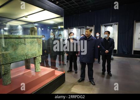 230314 -- PECHINO, 14 marzo 2023 -- Xi Jinping visita il Museo Yinxu ad Anyang, provincia di Henan, Cina centrale, 28 ottobre 2022. TO GO WITH Profile: Con un mandato popolare, Xi Jinping è alla guida di una nuova spinta verso la modernizzazione della Cina profilo: Con mandato popolare, Xi Jinping guida una nuova spinta verso la modernizzazione della China JuxPeng PUBLICATIONxNOTxINxCHN Foto Stock