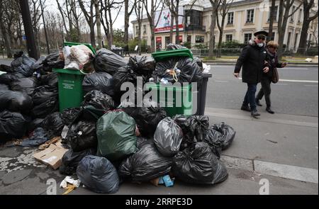 230316 -- PARIGI, 16 marzo 2023 -- la gente passa accanto alla spazzatura a sinistra sulla strada di Parigi, Francia, 15 marzo 2023. È probabile che la spazzatura continui ad accumularsi nella capitale, poiché i raccoglitori di rifiuti e le pulizie stradali saranno in sciopero fino al 20 marzo. Secondo il municipio, circa 76.000 tonnellate di rifiuti devono essere raccolte entro mercoledì a Parigi. FRANCE-PARIS-GARBAGE ON STREET GaoxJing PUBLICATIONxNOTxINxCHN Foto Stock