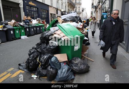 230316 -- PARIGI, 16 marzo 2023 -- la gente passa accanto alla spazzatura a sinistra sulla strada di Parigi, Francia, 15 marzo 2023. È probabile che la spazzatura continui ad accumularsi nella capitale, poiché i raccoglitori di rifiuti e le pulizie stradali saranno in sciopero fino al 20 marzo. Secondo il municipio, circa 76.000 tonnellate di rifiuti devono essere raccolte entro mercoledì a Parigi. FRANCE-PARIS-GARBAGE ON STREET GaoxJing PUBLICATIONxNOTxINxCHN Foto Stock