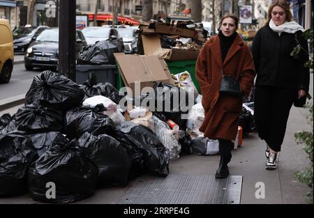 230316 -- PARIGI, 16 marzo 2023 -- la gente passa accanto alla spazzatura a sinistra sulla strada di Parigi, Francia, 15 marzo 2023. È probabile che la spazzatura continui ad accumularsi nella capitale, poiché i raccoglitori di rifiuti e le pulizie stradali saranno in sciopero fino al 20 marzo. Secondo il municipio, circa 76.000 tonnellate di rifiuti devono essere raccolte entro mercoledì a Parigi. FRANCE-PARIS-GARBAGE ON STREET GaoxJing PUBLICATIONxNOTxINxCHN Foto Stock