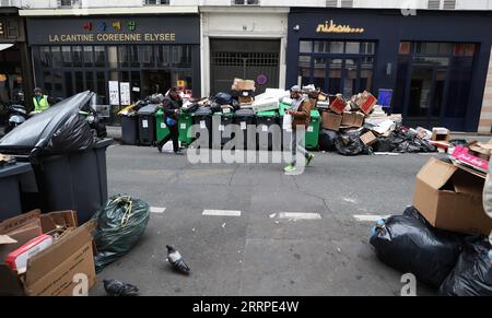 230316 -- PARIGI, 16 marzo 2023 -- la spazzatura si vede a sinistra sulla strada di Parigi, Francia, 15 marzo 2023. È probabile che la spazzatura continui ad accumularsi nella capitale, poiché i raccoglitori di rifiuti e le pulizie stradali saranno in sciopero fino al 20 marzo. Secondo il municipio, circa 76.000 tonnellate di rifiuti devono essere raccolte entro mercoledì a Parigi. FRANCE-PARIS-GARBAGE ON STREET GaoxJing PUBLICATIONxNOTxINxCHN Foto Stock