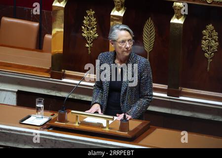 230317 -- PARIGI, 17 marzo 2023 -- il primo ministro francese Elisabeth Borne pronuncia un discorso all'Assemblea Nazionale a Parigi, in Francia, 16 marzo 2023. Borne il giovedì ha attivato un articolo della Costituzione del paese che consente al governo di forzare l'approvazione del controverso disegno di legge sulla riforma pensionistica senza un voto all'Assemblea Nazionale. Foto di /Xinhua FRANCE-ASSEMBLEA NAZIONALE-LEGGE DI RIFORMA PENSIONISTICA RitxHeize PUBLICATIONxNOTxINxCHN Foto Stock