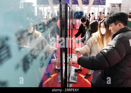 230318 -- HARBIN, 18 marzo 2023 -- Job seekers search for vacancy on a Bulletin at a job fair in Harbin, North East China S Heilongjiang Province, 18 marzo 2023. Durante questa fiera del lavoro sono stati programmati più di 500 eventi di reclutamento on-line e off-line, la più grande del suo genere negli ultimi anni svoltasi in provincia, con oltre 115.000 posti vacanti in totale. CHINA-HEILONGJIANG-JOB FAIR CN WangxJianwei PUBLICATIONxNOTxINxCHN Foto Stock