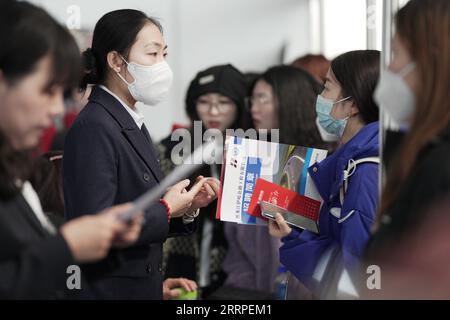 230318 -- HARBIN, 18 marzo 2023 -- Un ricercatore di lavoro 2nd R chiede informazioni sulla posizione vacante in una fiera del lavoro a Harbin, nella provincia di Heilongjiang nel nord-est della Cina, 18 marzo 2023. Durante questa fiera del lavoro sono stati programmati più di 500 eventi di reclutamento on-line e off-line, la più grande del suo genere negli ultimi anni svoltasi in provincia, con oltre 115.000 posti vacanti in totale. CHINA-HEILONGJIANG-JOB FAIR CN WangxJianwei PUBLICATIONxNOTxINxCHN Foto Stock