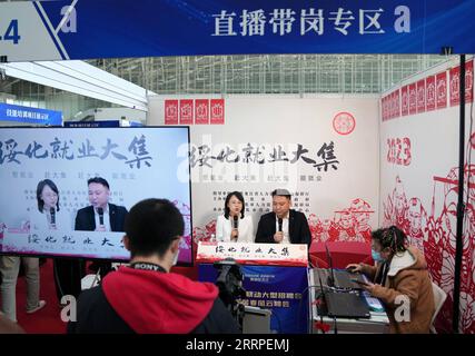 230318 -- HARBIN, 18 marzo 2023 -- gli espositori pubblicizzano il posto di lavoro vacante attraverso il live streaming in una fiera del lavoro a Harbin, nella provincia di Heilongjiang nel nord-est della Cina, 18 marzo 2023. Durante questa fiera del lavoro sono stati programmati più di 500 eventi di reclutamento on-line e off-line, la più grande del suo genere negli ultimi anni svoltasi in provincia, con oltre 115.000 posti vacanti in totale. CHINA-HEILONGJIANG-JOB FAIR CN WangxJianwei PUBLICATIONxNOTxINxCHN Foto Stock