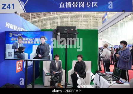 230318 -- HARBIN, 18 marzo 2023 -- gli espositori pubblicizzano il posto di lavoro vacante attraverso il live streaming in una fiera del lavoro a Harbin, nella provincia di Heilongjiang nel nord-est della Cina, 18 marzo 2023. Durante questa fiera del lavoro sono stati programmati più di 500 eventi di reclutamento on-line e off-line, la più grande del suo genere negli ultimi anni svoltasi in provincia, con oltre 115.000 posti vacanti in totale. CHINA-HEILONGJIANG-JOB FAIR CN WangxJianwei PUBLICATIONxNOTxINxCHN Foto Stock