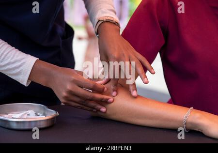 230318 -- JOHANNESBURG, 18 marzo 2023 -- Uno studente riceve la terapia tradizionale cinese di agopuntura presso l'Università di Johannesburg a Johannesburg, Sudafrica, 17 marzo 2023. L'università ha tenuto un evento di promozione della medicina cinese venerdì. SUDAFRICA-JOHANNESBURG-CHINESE MEDICINE ZhangxYudong PUBLICATIONxNOTxINxCHN Foto Stock