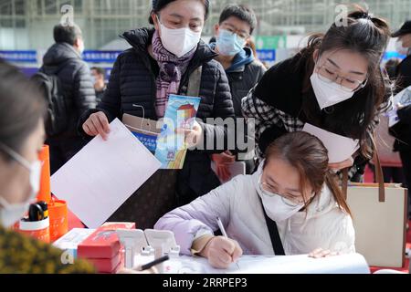 230318 -- HARBIN, 18 marzo 2023 -- Un fronte di R in cerca di lavoro compila un modulo per l'impiego in una fiera del lavoro a Harbin, nella provincia di Heilongjiang nel nord-est della Cina, 18 marzo 2023. Durante questa fiera del lavoro sono stati programmati più di 500 eventi di reclutamento on-line e off-line, la più grande del suo genere negli ultimi anni svoltasi in provincia, con oltre 115.000 posti vacanti in totale. CHINA-HEILONGJIANG-JOB FAIR CN WangxJianwei PUBLICATIONxNOTxINxCHN Foto Stock