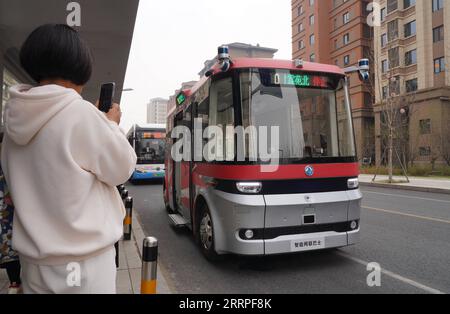 230321 -- XIONG AN, 21 marzo 2023 -- un autobus intelligente connesso si avvicina a una fermata durante un'operazione di prova in una strada nell'area di Rongdong di Xiong An New area, nella provincia di Hebei nella Cina settentrionale, 20 marzo 2023. Questo autobus passeggeri a guida autonoma è dotato di sensori ad alta precisione, tra cui radar laser, radar ad onde millimetriche e telecamere HD, e in grado di prendere decisioni operative in un decimo di secondi. Può anche far fronte a condizioni meteorologiche avverse e complicare le situazioni di traffico. EYESONSCICHINA-HEBEI-XIONG AN-AUTO-DRIVE BUS-TRIAL OPERATION CN MUXYU PUBLICATIONXNOTXINXCHN Foto Stock