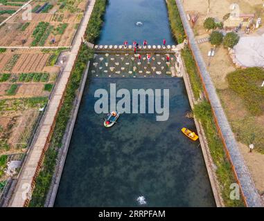 230321 -- HANGZHOU, 21 marzo 2023 -- questa foto aerea scattata il 15 marzo 2023 mostra i lavoratori che puliscono la superficie dell'acqua su un fiume nella contea di Changxing di Huzhou, nella provincia di Zhejiang nella Cina orientale. La provincia di Zhejiang ha considerato la gestione dell'ambiente idrico come priorità assoluta nella costruzione ecologica, elevando la qualità dell'acqua di centinaia di laghi e fiumi e stabilendo siti di attività civica sul lungomare. CHINA-ZHEJIANG-WATER-ENVIRONMENT-MANAGEMENT CN XUXYU PUBLICATIONXNOTXINXCHN Foto Stock