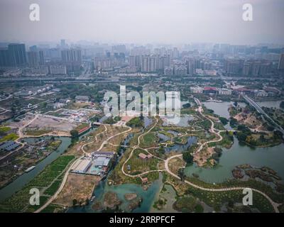 230321 -- HANGZHOU, 21 marzo 2023 -- questa foto aerea scattata il 16 marzo 2023 mostra la vista della zona umida di Sanyang a Wenzhou, nella provincia di Zhejiang nella Cina orientale. La provincia di Zhejiang ha considerato la gestione dell'ambiente idrico come priorità assoluta nella costruzione ecologica, elevando la qualità dell'acqua di centinaia di laghi e fiumi e stabilendo siti di attività civica sul lungomare. CHINA-ZHEJIANG-WATER-ENVIRONMENT-MANAGEMENT CN JIANGXHAN PUBLICATIONXNOTXINXCHN Foto Stock